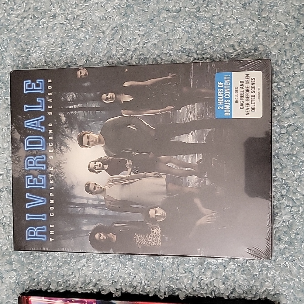 Riverdale Sesaon 1 and 2 on DVD - Picture 4 of 5